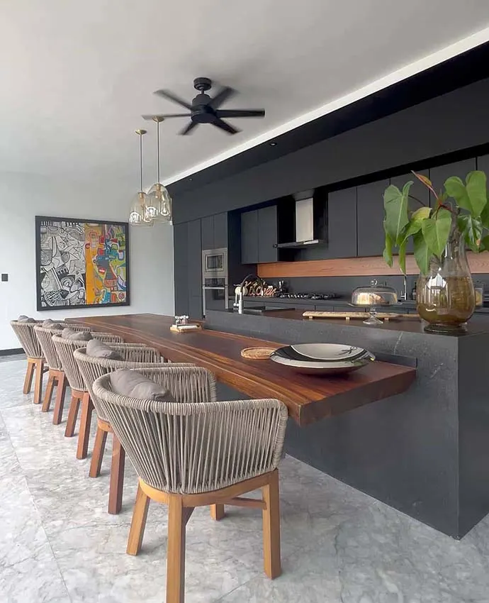 Cocina moderna con isla de madera y comedor