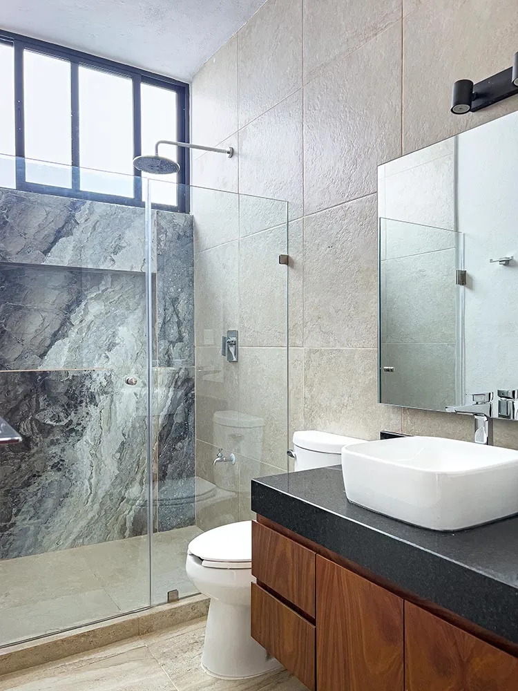 Baño moderno con ducha de cristal