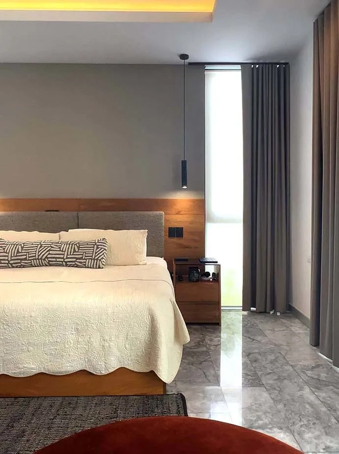Recámara contemporánea con cabecera de madera