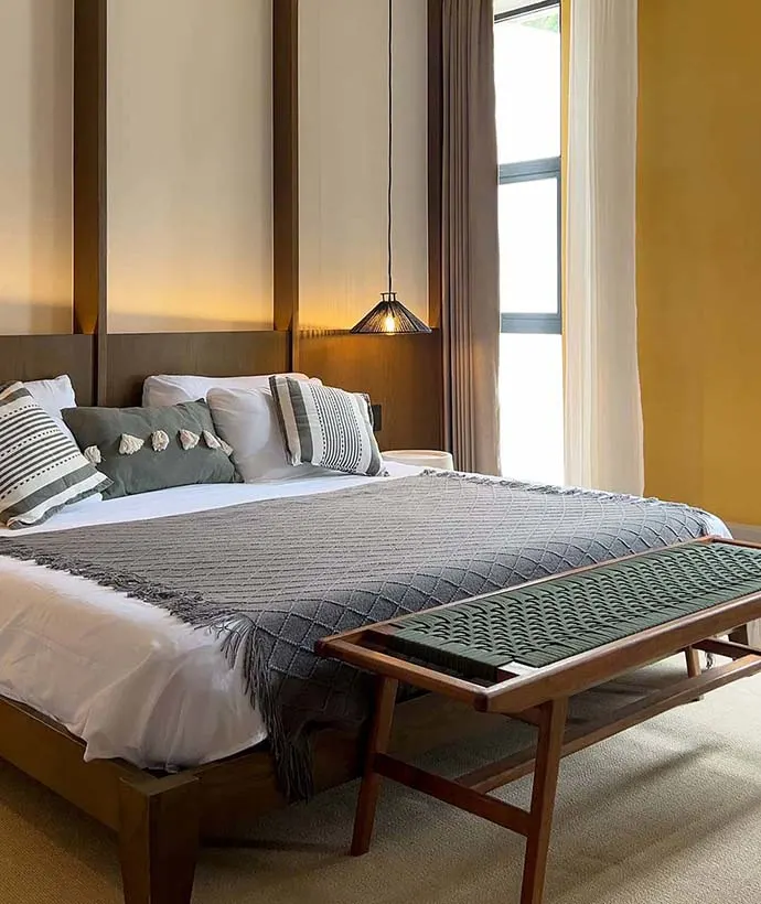 Recámara con paneles de madera y textiles